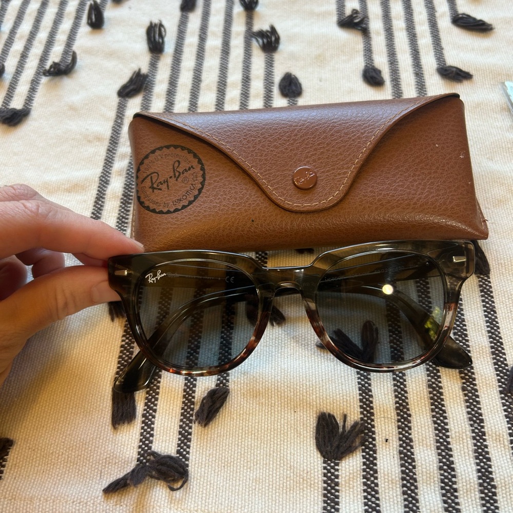 Ray-Ban Women's Brown Tortoiseshell Sunglasses with Case & Cloth